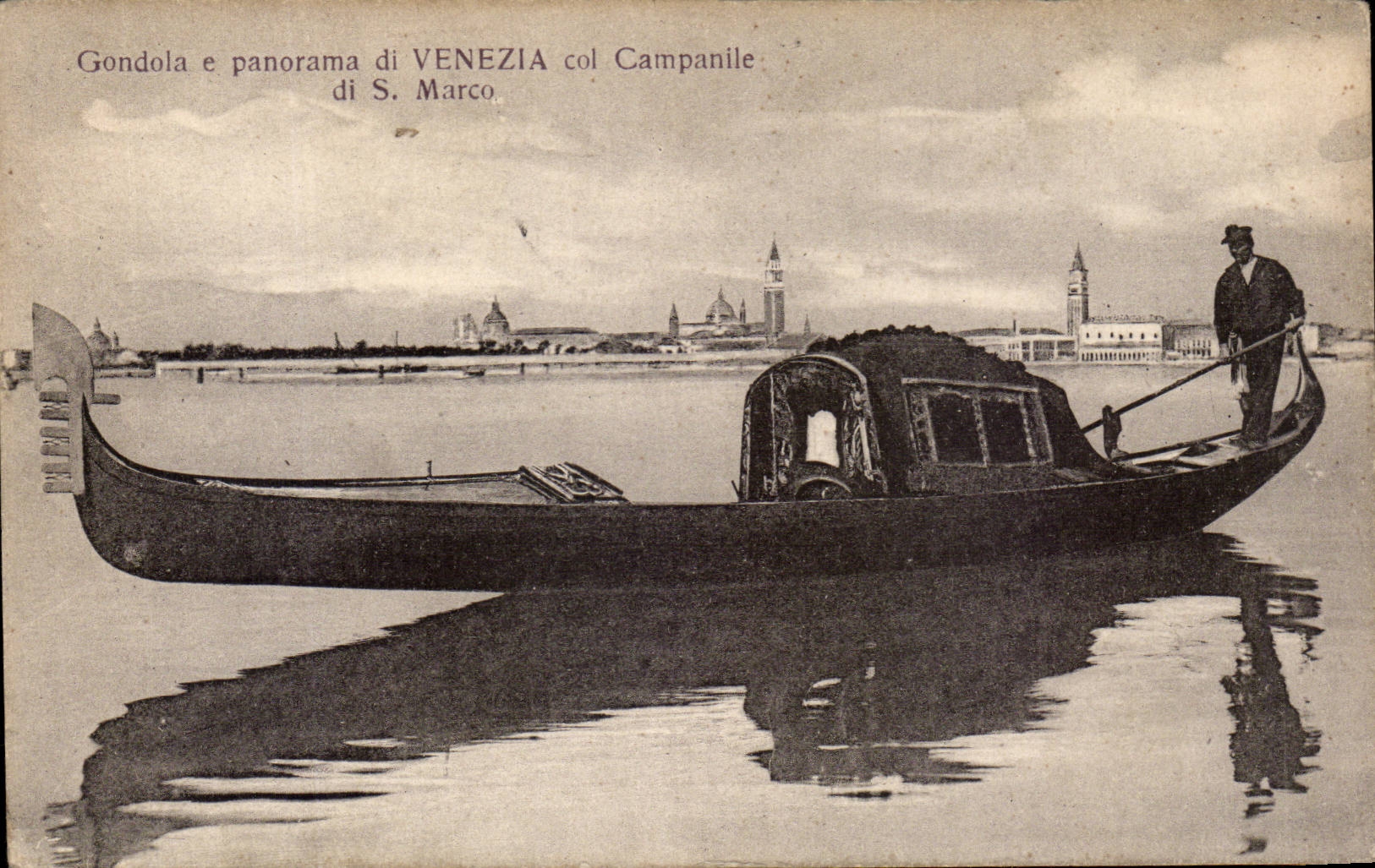 CPA Italie Italia Gondola e panorama di Venezia col Campanile di S Marco