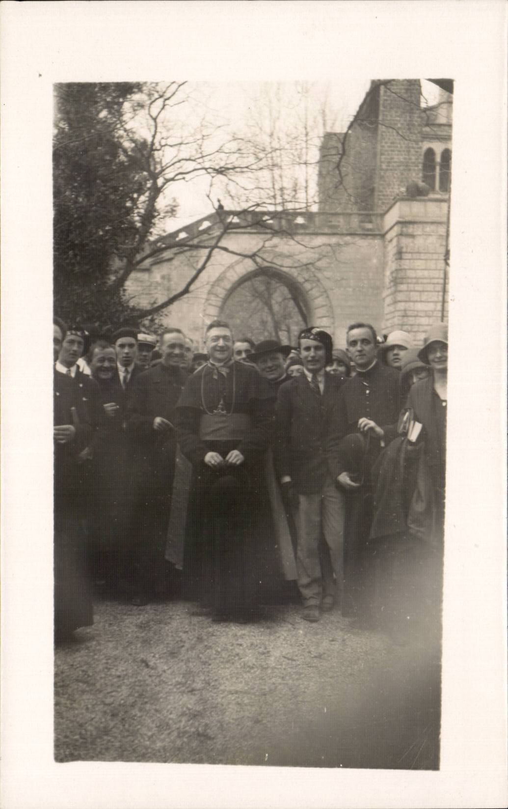 Rome - Jardin du Vatican — Le cardinal Liénart (ancien) et une partie des pèlerins français
