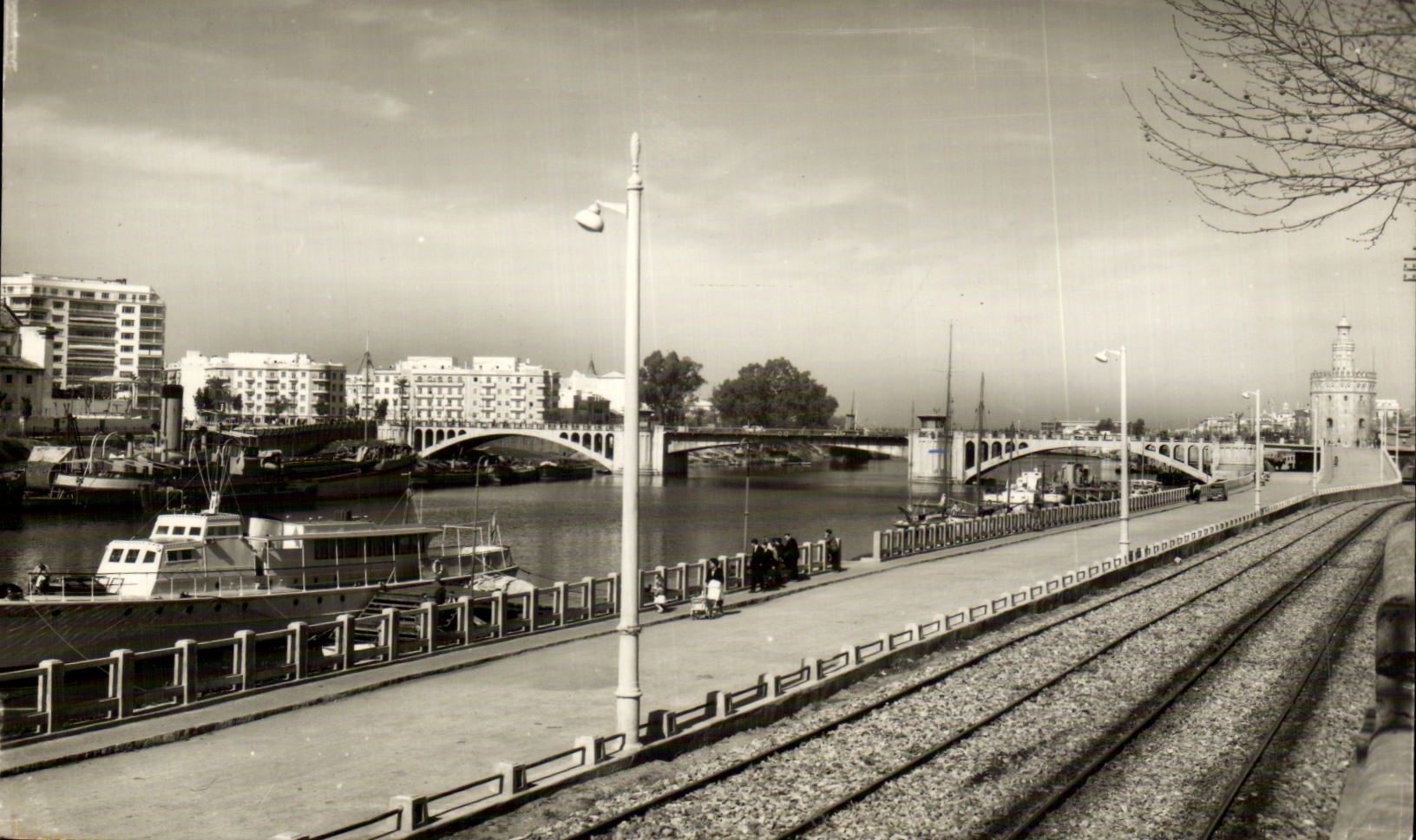 CPSM Espagne Espana Spain Sevilla Rio Guadalquivir Puente de San Telmo al fondo