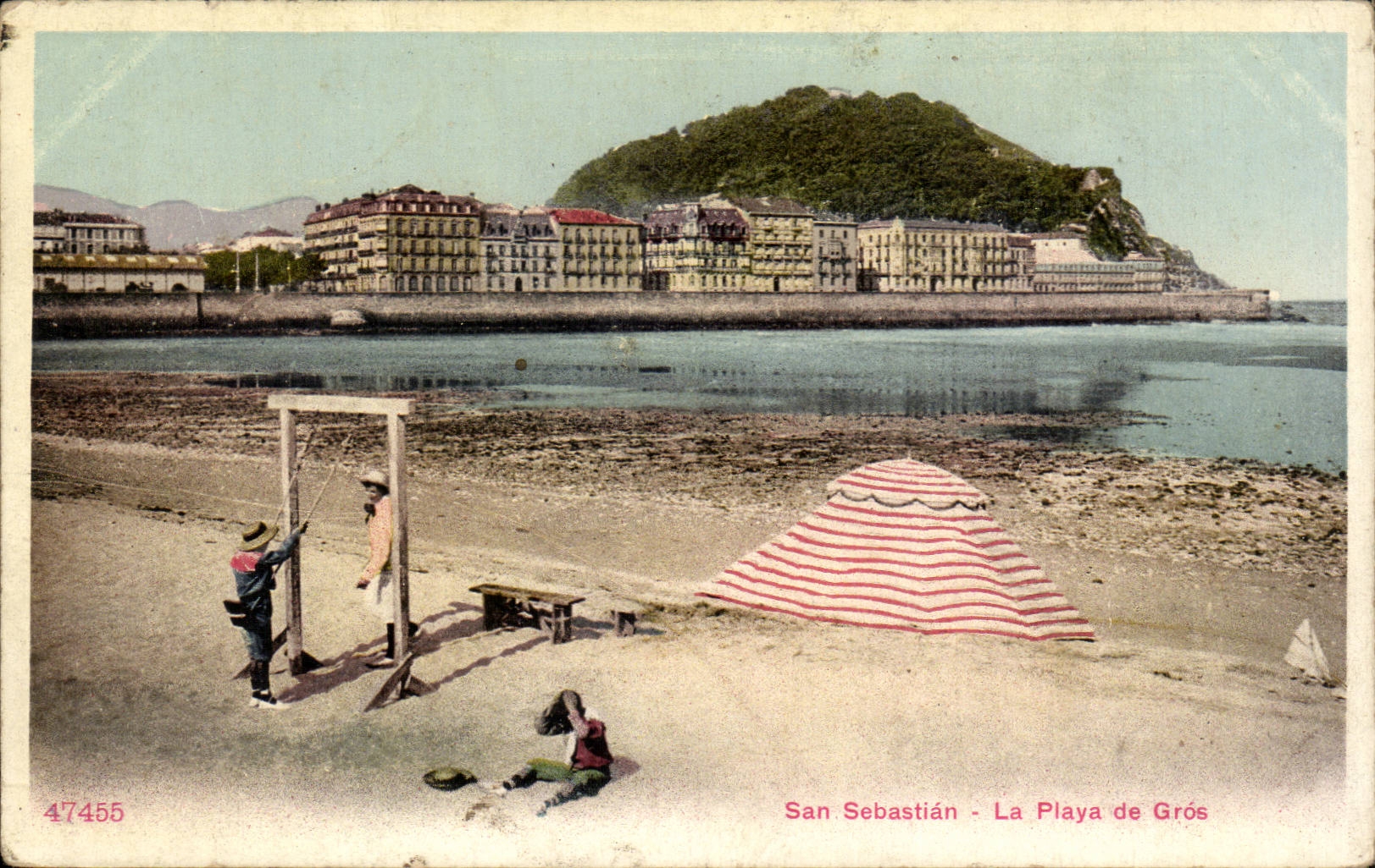 San Sebastián - La Playa de Grós — vue de plage avec parasol rayé et bâtiments en arrière-plan — éditeur inconnu, n° 47455