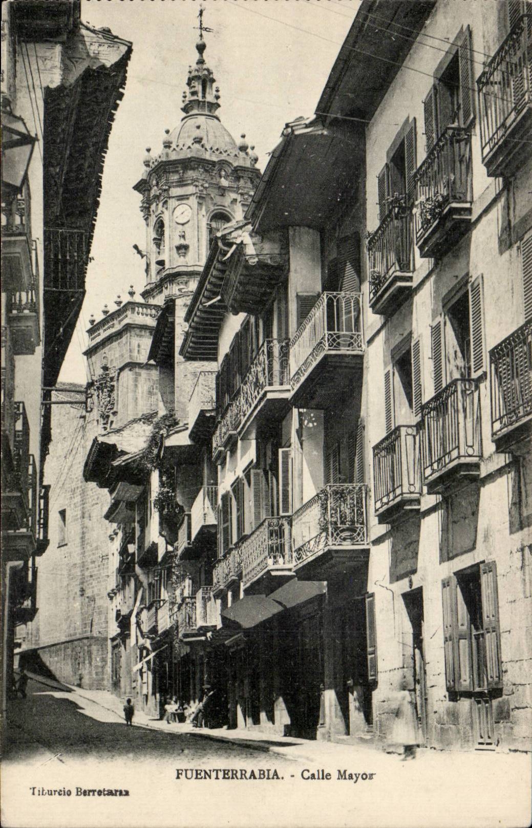 CPA Espagne Spain Espana Fuenterrabia Calle mayor