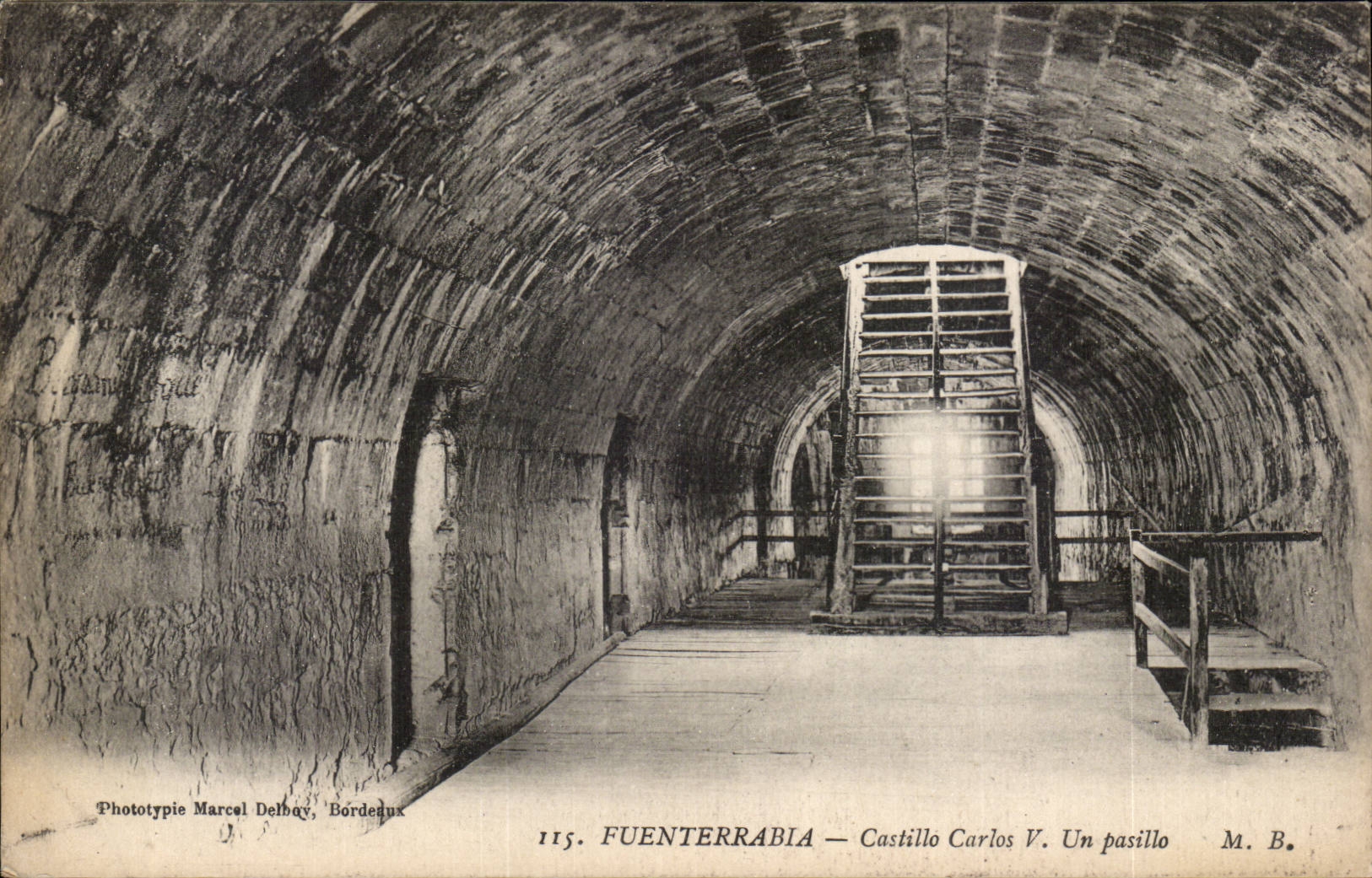 CPA Espagne Spain Espana Fuenterrabia Castillo Carlos V Un pasillo