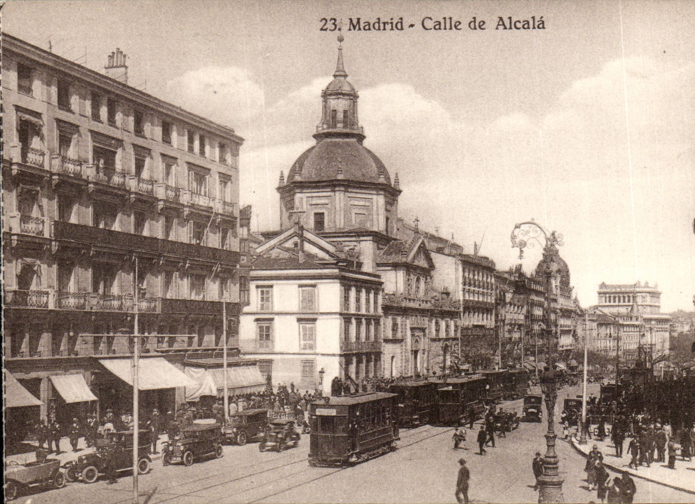 Madrid - Calle de Alcalá — vue de la rue avec tramway et édifice à dôme — Helicopía de Kallmeyer y Gautier, Madrid
