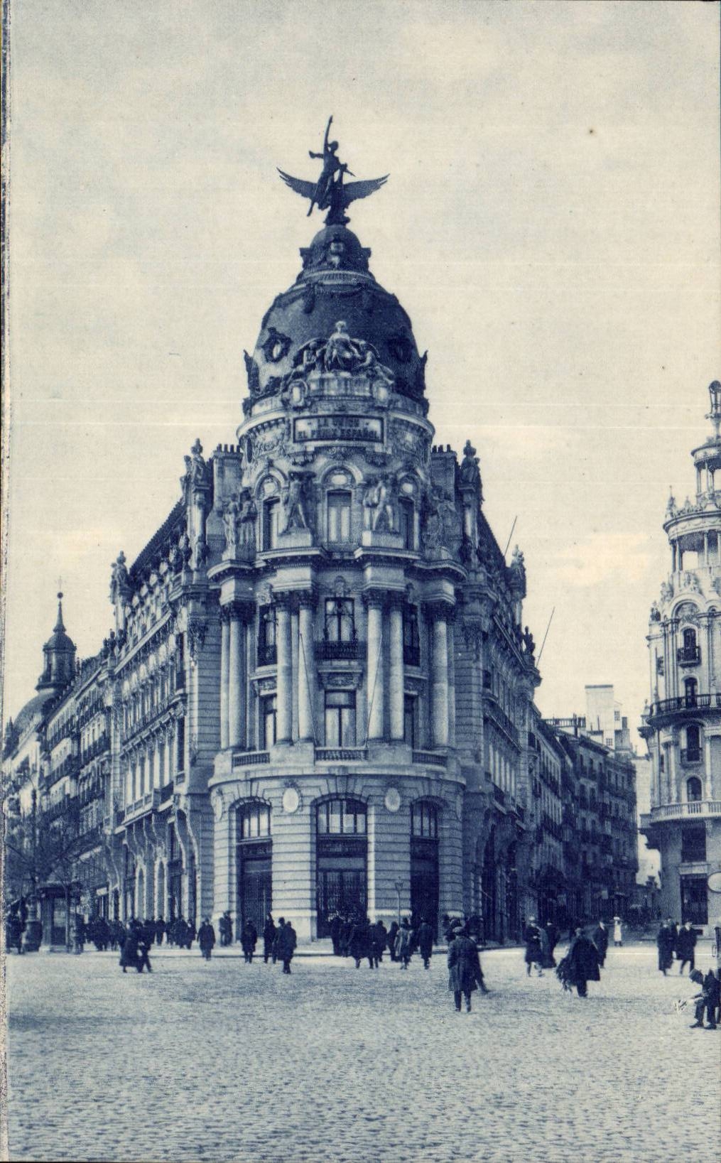 CPA Espagne Spain Espana Madrid CAlle de lacala Edifico de El Fenix Espanol