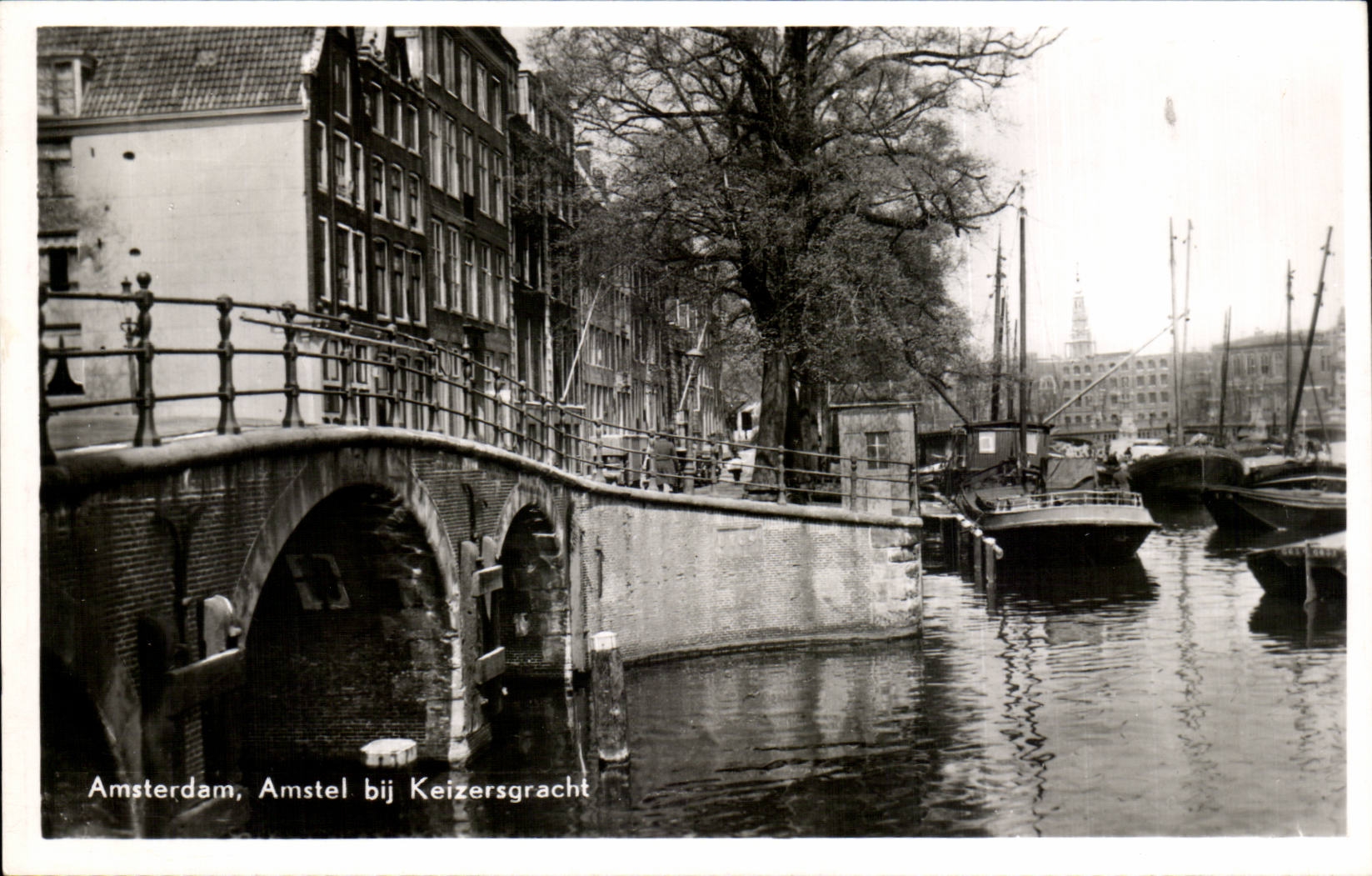 Amsterdam, Amstel bij Keizersgracht — vue du canal avec pont et bateaux — éditeur Uligave, Rembrandt, n° 62