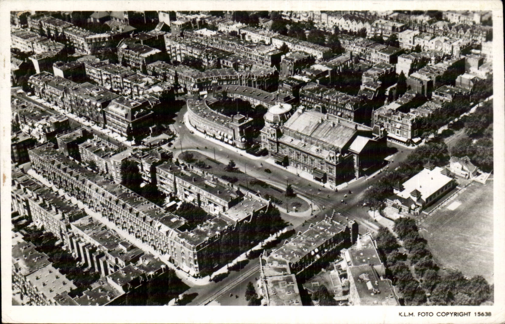 Amsterdam-Zuid — Concertgebouw et environnement — K.L.M. Foto Copyright 15638