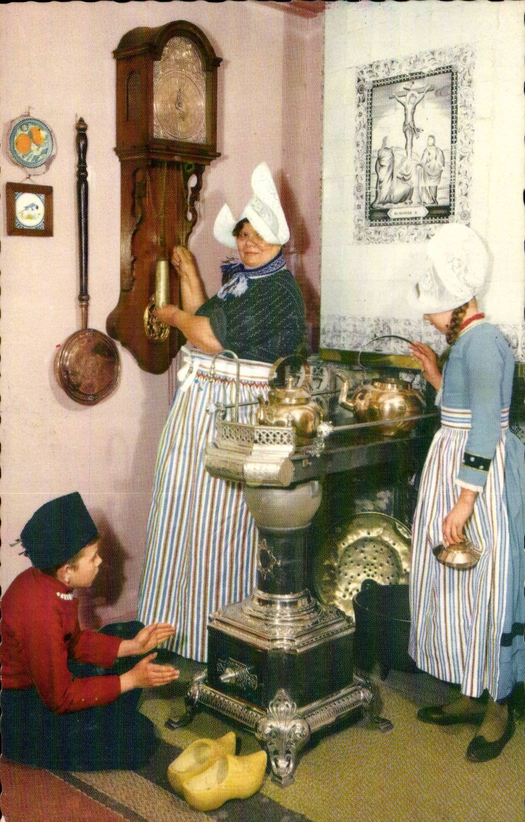 CPA Pays Bas Volendam Holland Folklore Costume