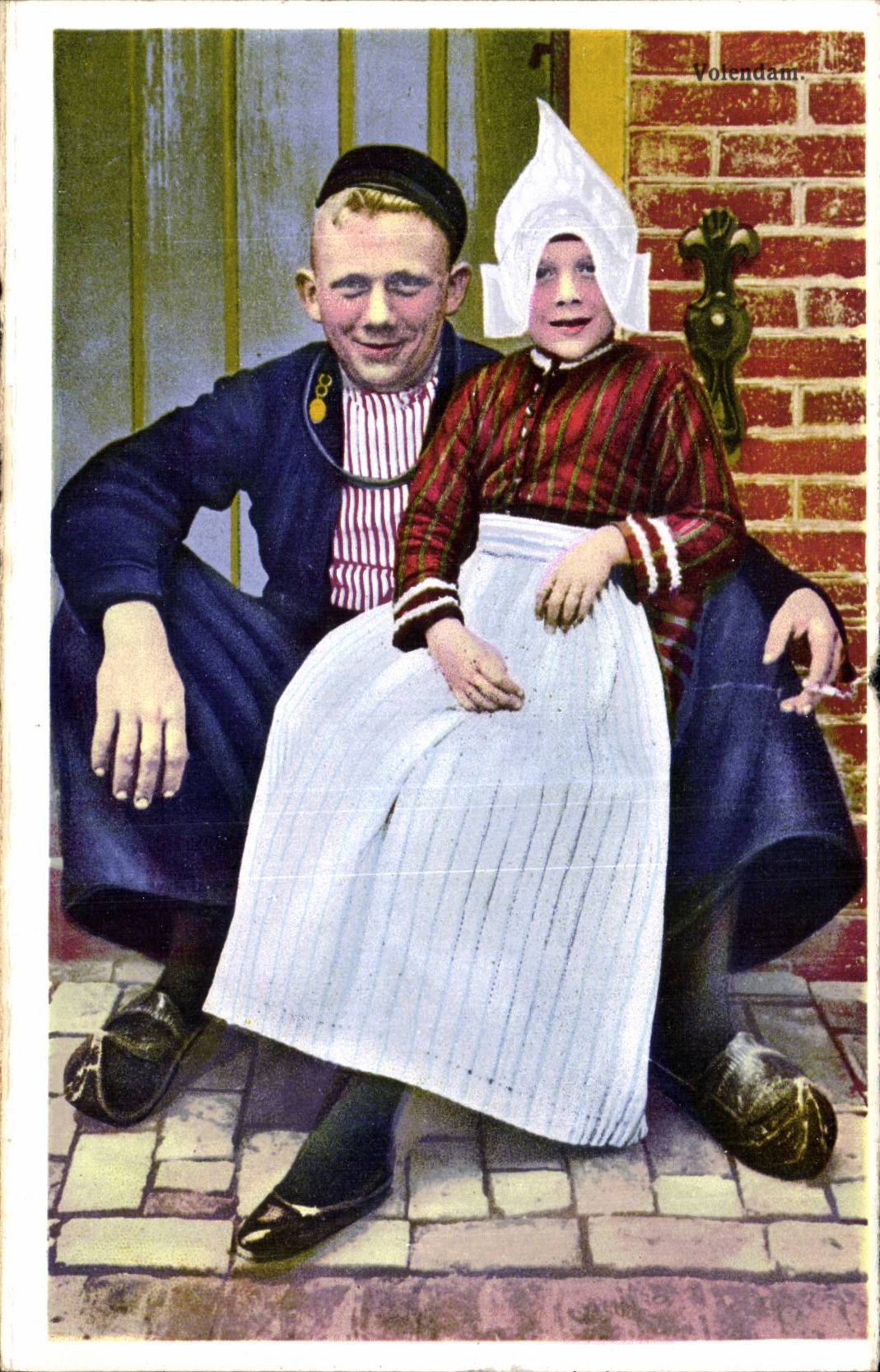 CPA Pays Bas Volendam Folklore Costumes