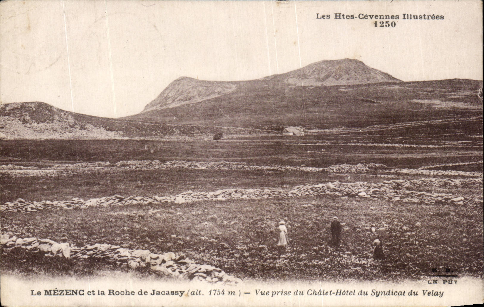CPA Le Mezenc et la roche de Jacassy Vue prise du Chalet Hotel du syndicat du Velay Cevennes