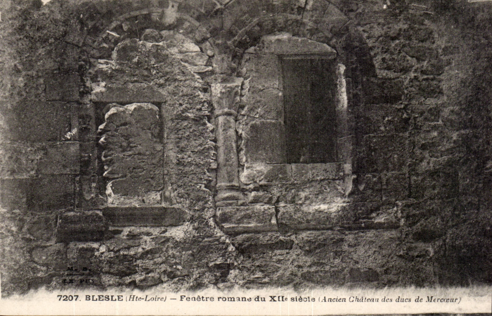 Blesle (Hte-Loire) — Fenêtre romane du XIIe siècle (Ancien Château des ducs de Mercœur)