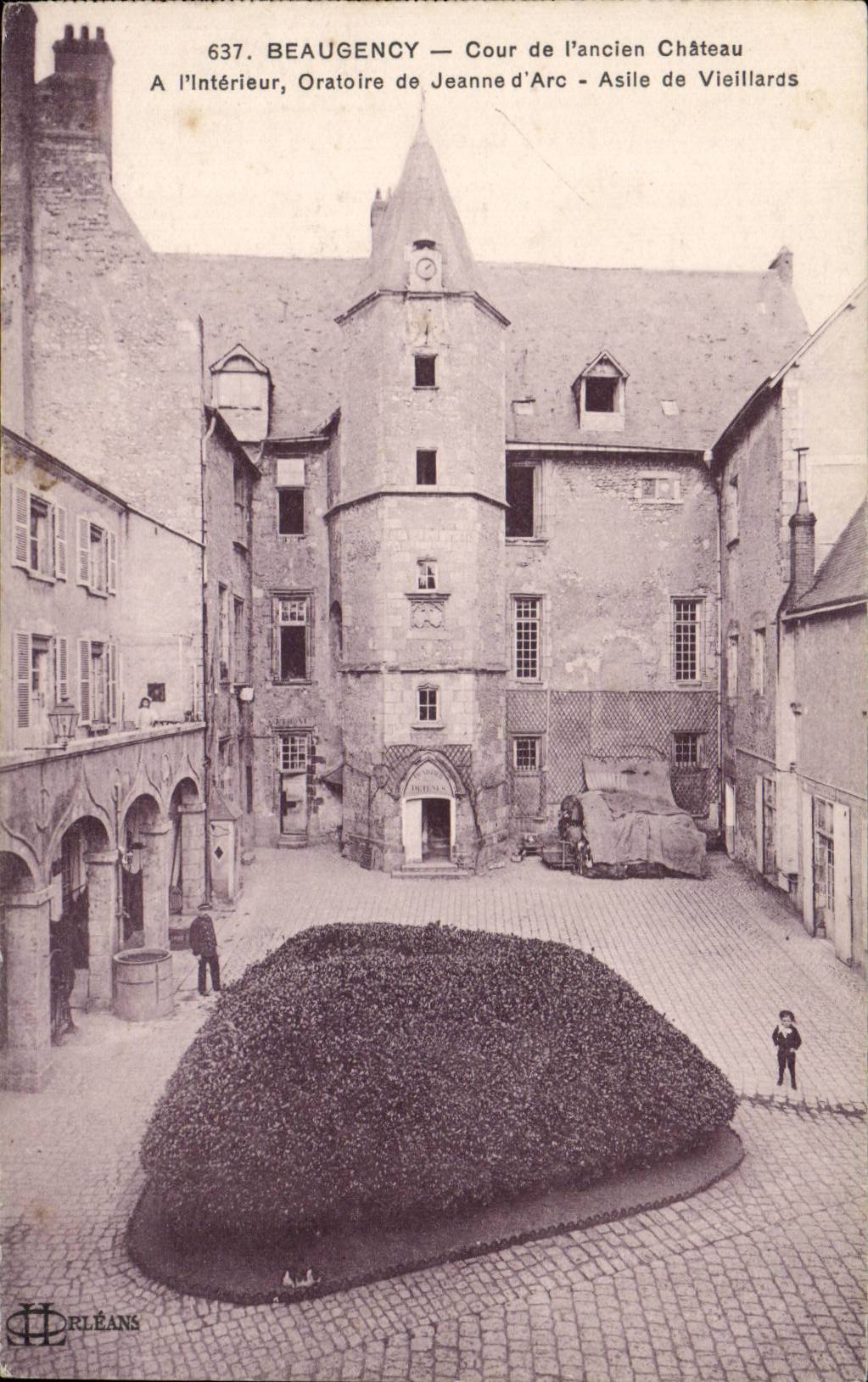CPA Beaugency Cour de l'ancien chateau A l'interieur Oratoire de Jeanne d'arc Asile de vieillards