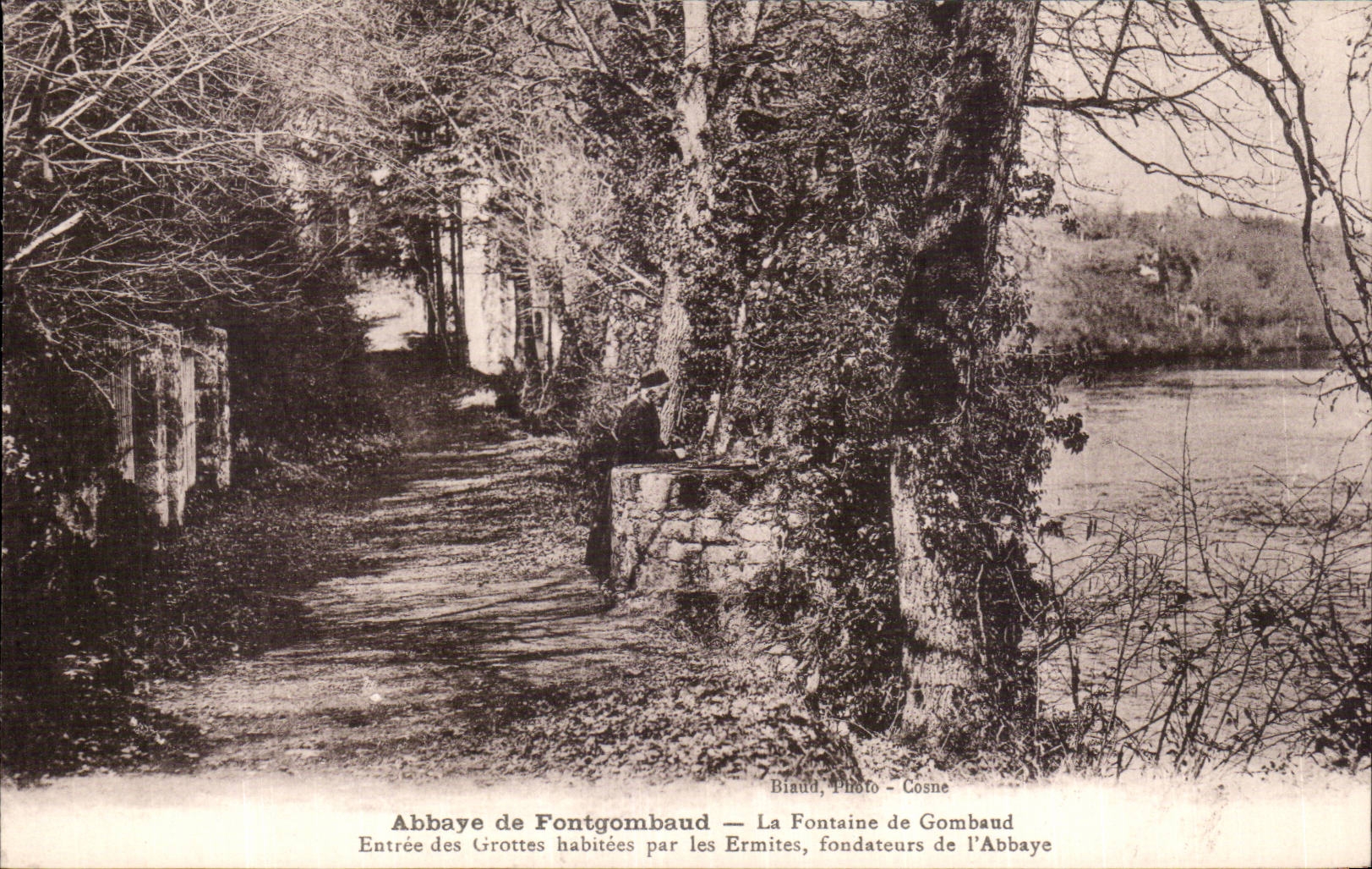 CPA Abbaye de Fontgombaud La fontaine de Gombaud Entree des grottes habitees par les ermites fondateurs de l'abbaye