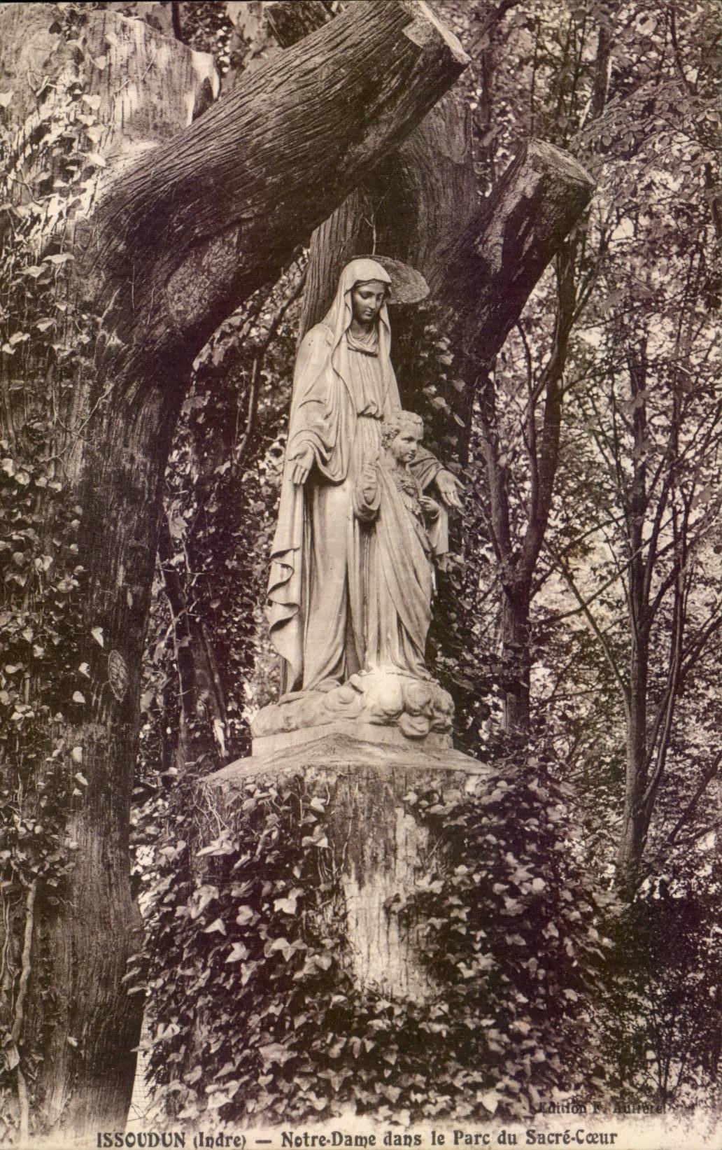 CPA Issoudun Notre Dame dans le parc du Sacre Coeur