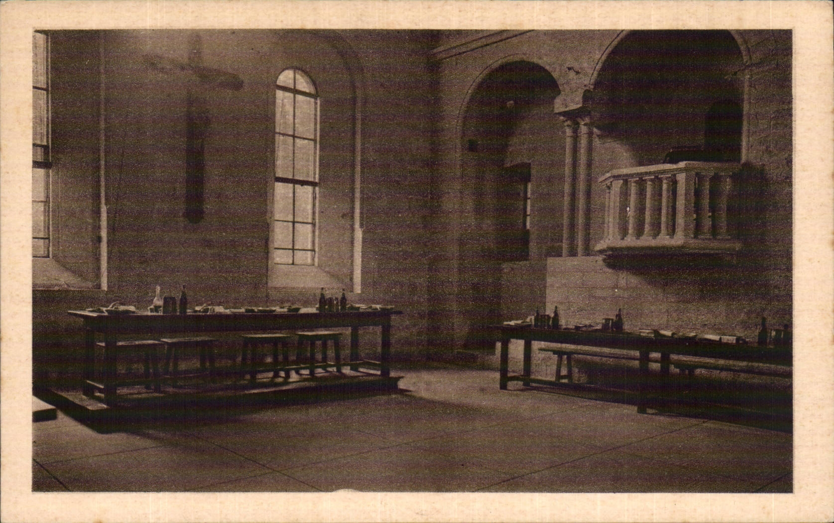 CPA Abbaye de ND d'Aiguebelle par Grignan Le refectoire La chaire du lecteur