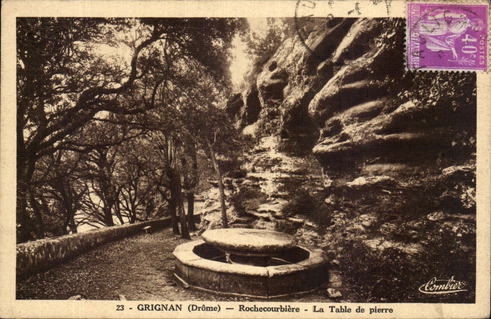 Grignan (Drôme) — Rochecourbière — La Table de pierre — Combier