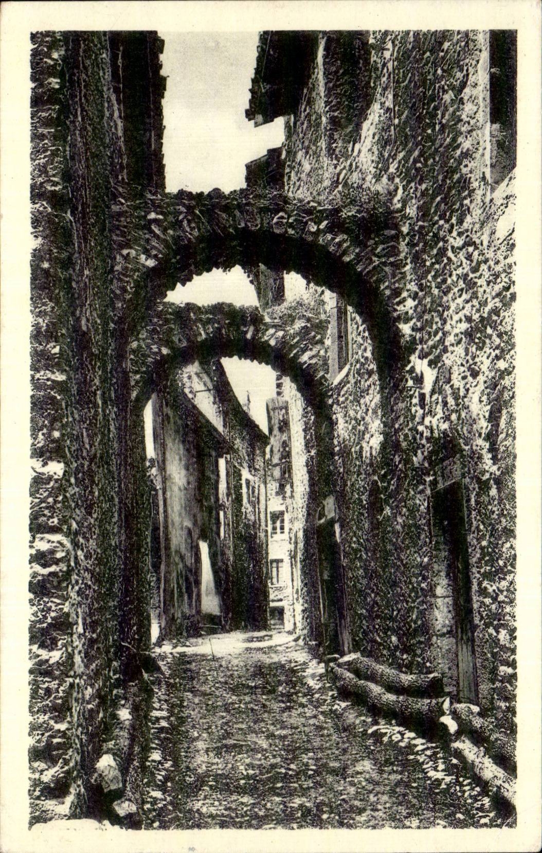 Châtillon-en-Diois — Une Vieille Rue — I.° DES ARTS PHOTOGRAPHIQUES