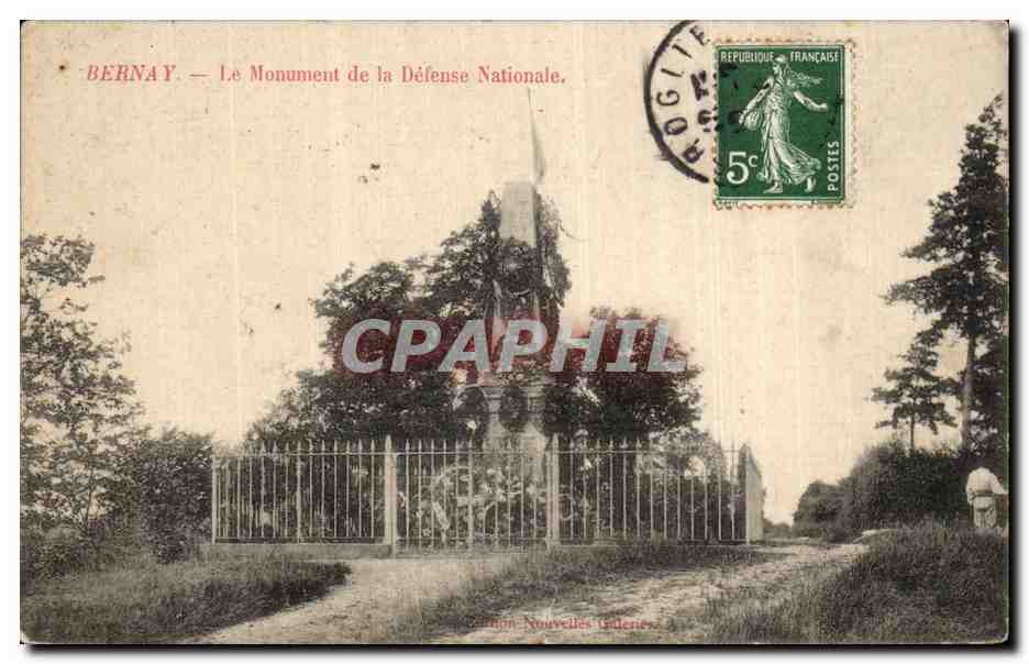 CPA Bernay Le monument de la defense nationale