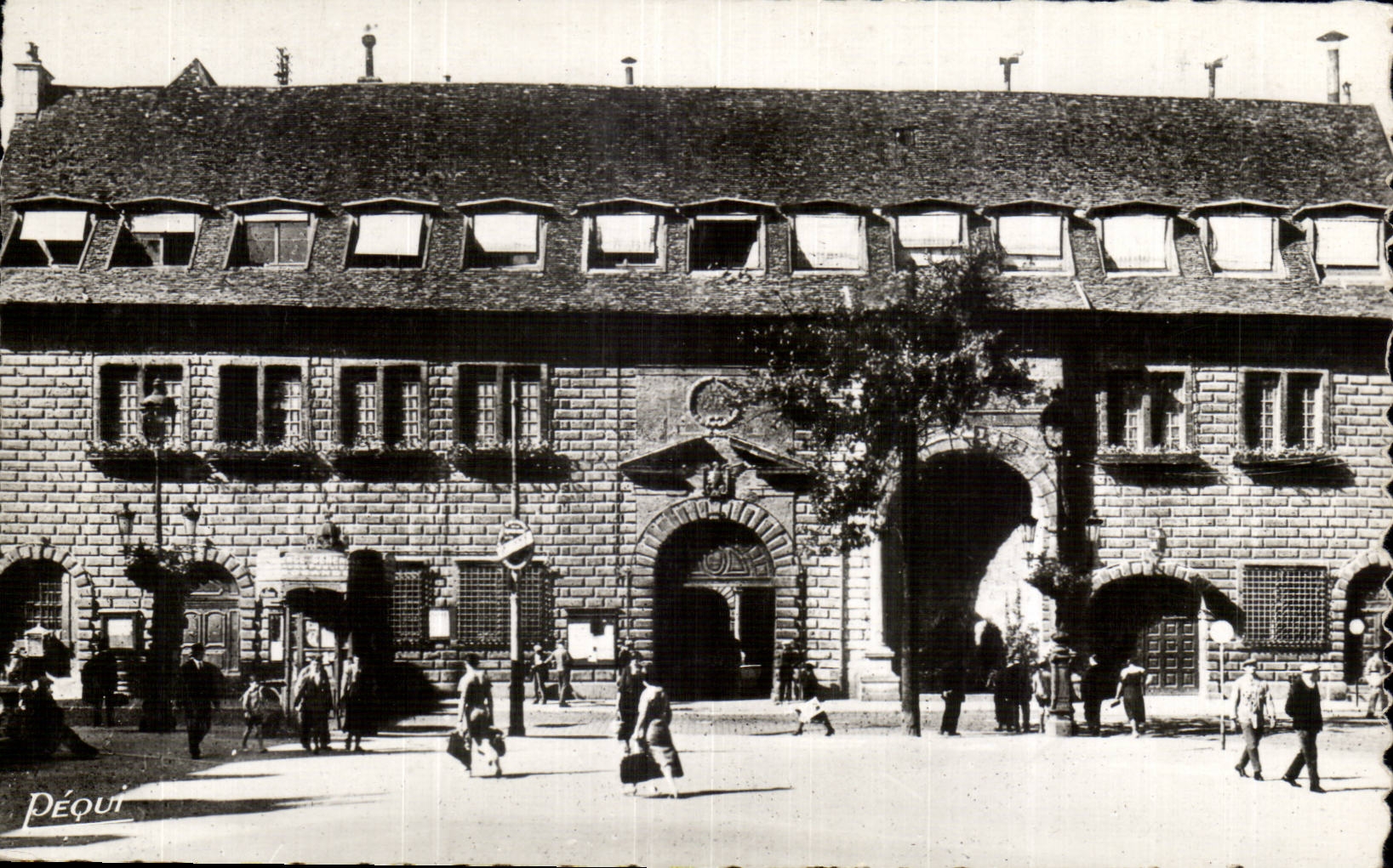 Besançon-Les-Bains — L'Hôtel de Ville — Bromure Péquignot, éditeur
