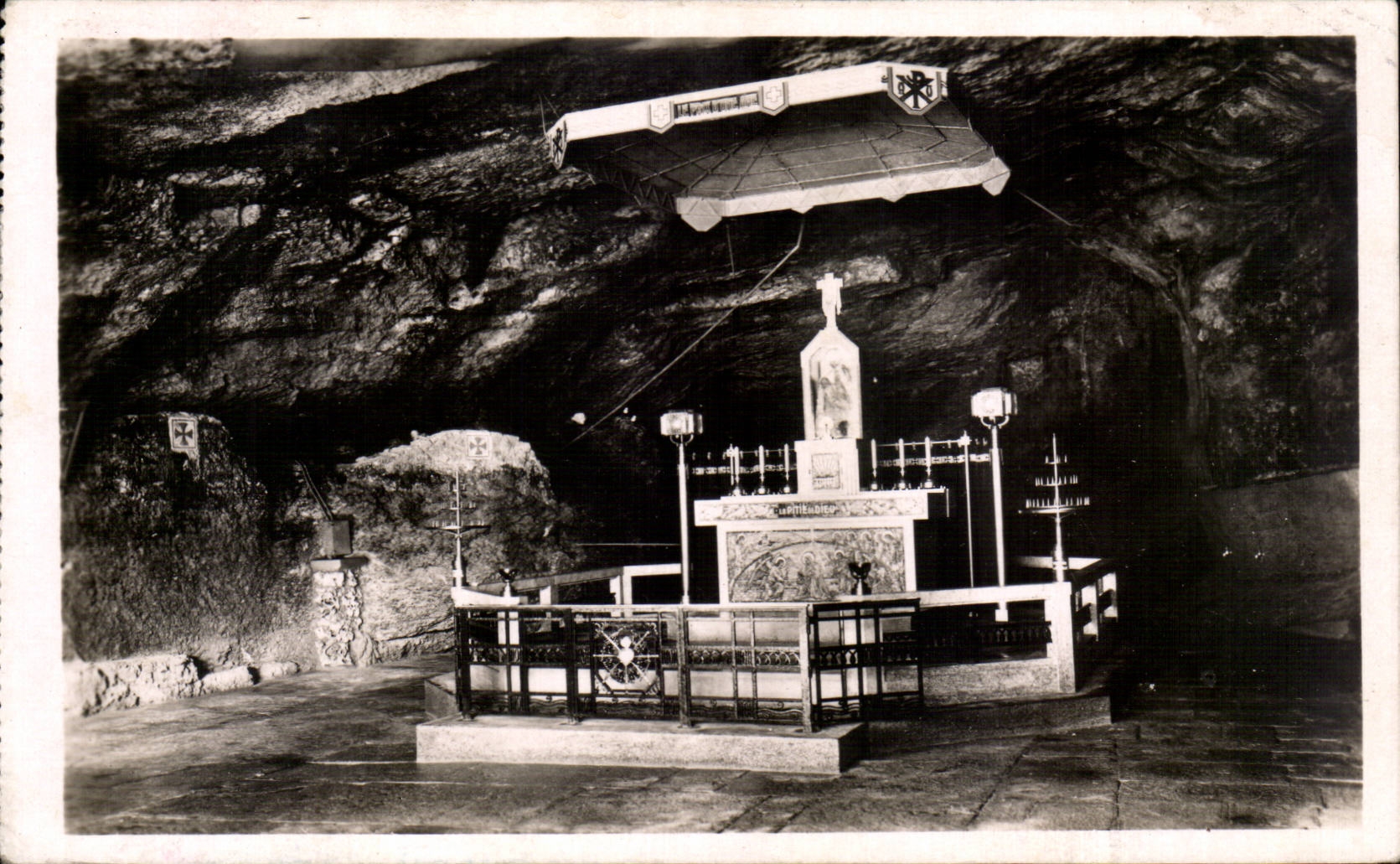L'Intérieur de la Grotte — L'Au tel de la Pitié de Dieu et de la Pitié de Marie — Notre-Dame de Remonot