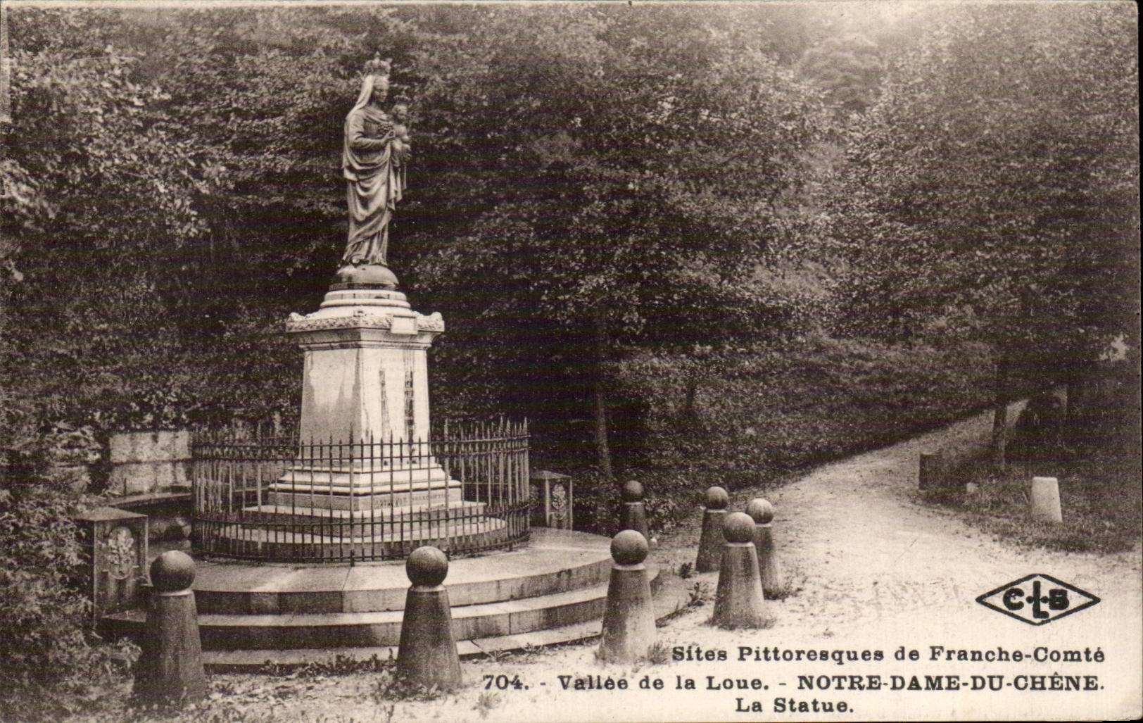 CPA Vallee de la Loue Notre Dame du Chene La statue