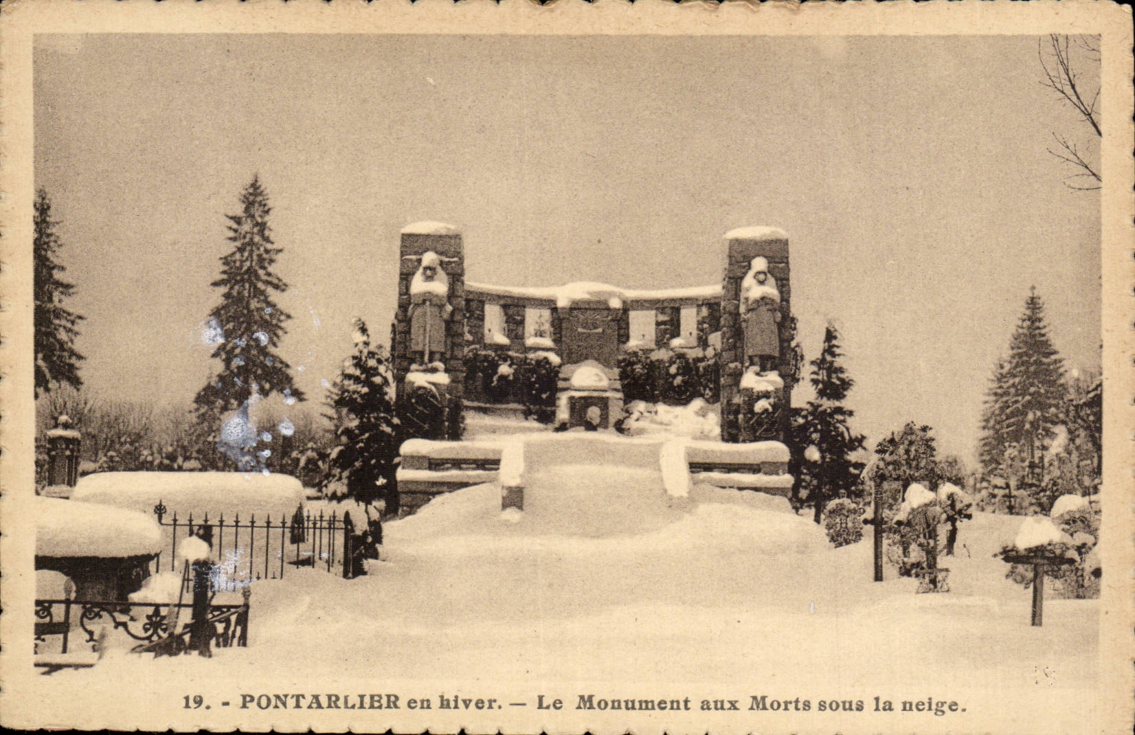 Pontarlier en hiver — Le Monument aux Morts sous la neige — Les Éditions C. L. Besançon, n°19