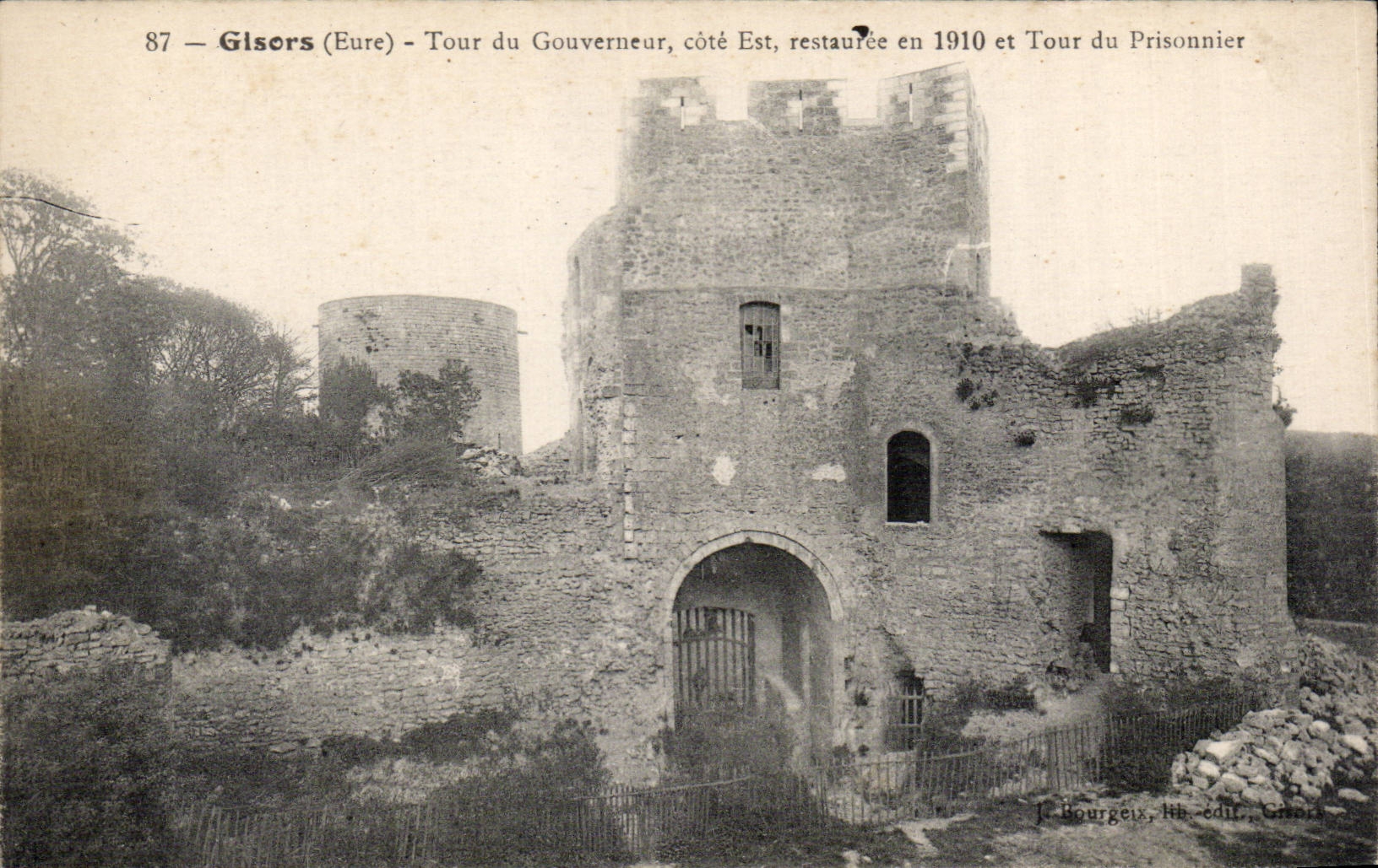 Glsors (Eure) - Tour du Gouverneur, côté Est, restaurée en 1910 et Tour du Prisonnier