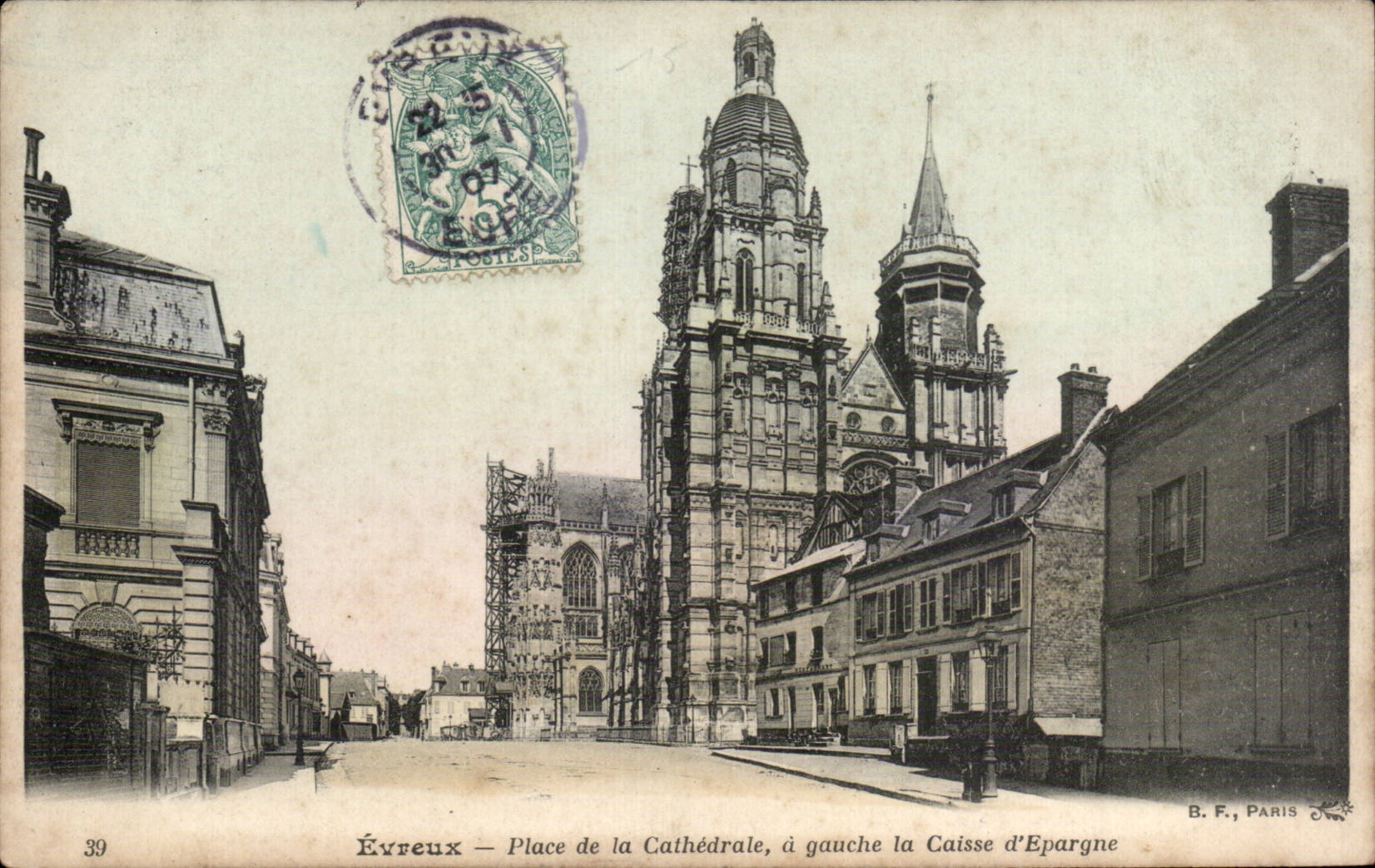 CPA Evreux Place de la Cathedrale a gauche la caisse d'Epargne
