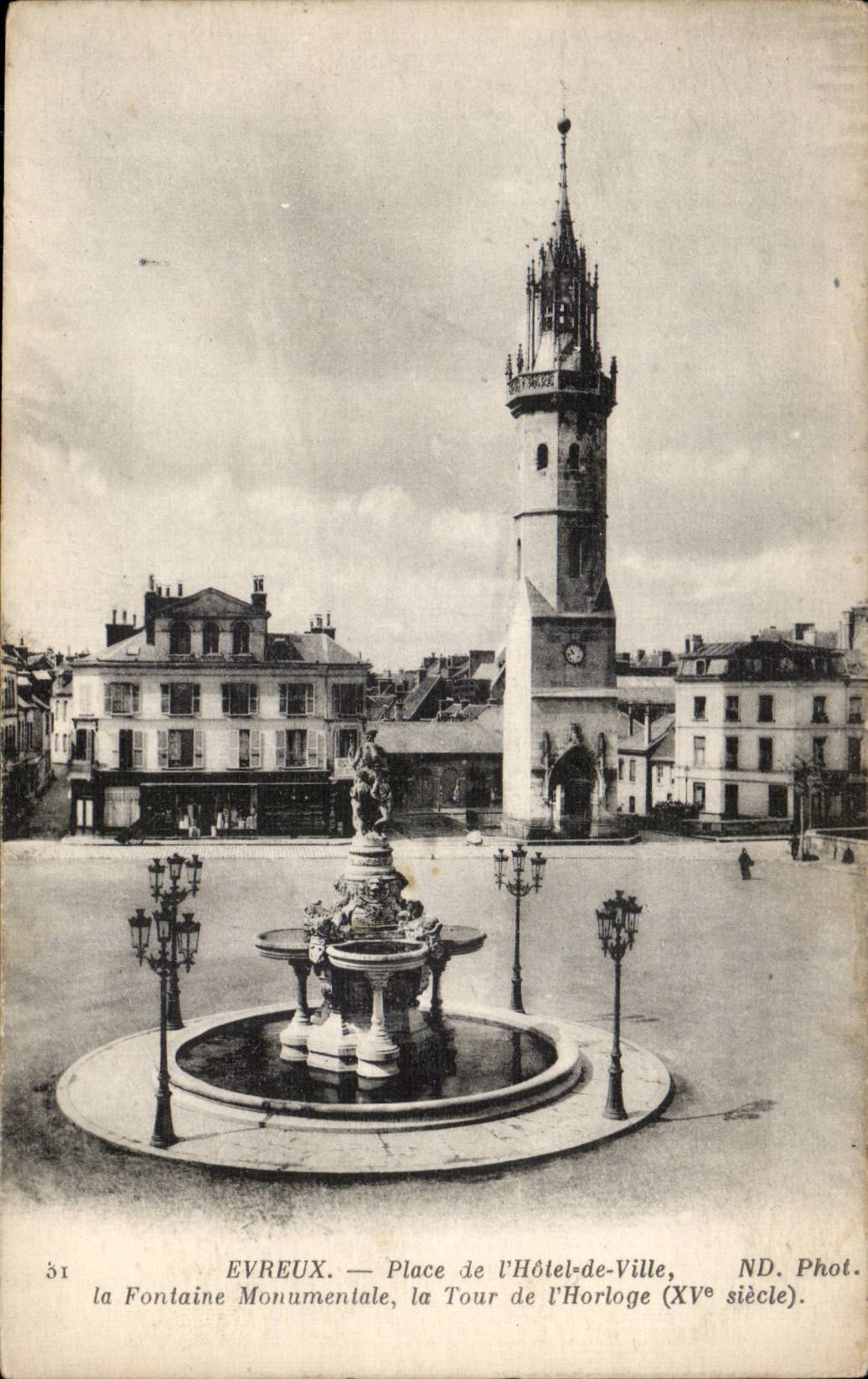 Evreux — Place de l'Hôtel-de-Ville, la Fontaine Monumentale, la Tour de l'Horloge (XVe siècle). ND. Phot.