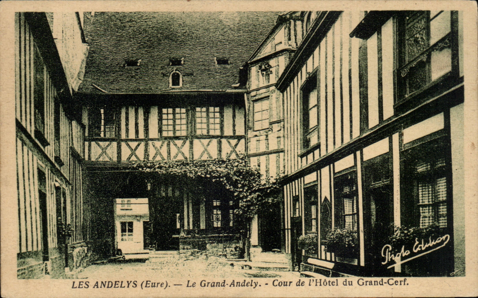 Les Andelys (Eure) — Le Grand-Andely. Hof van het Hotel du Grand-Cerf — Photo Édouan