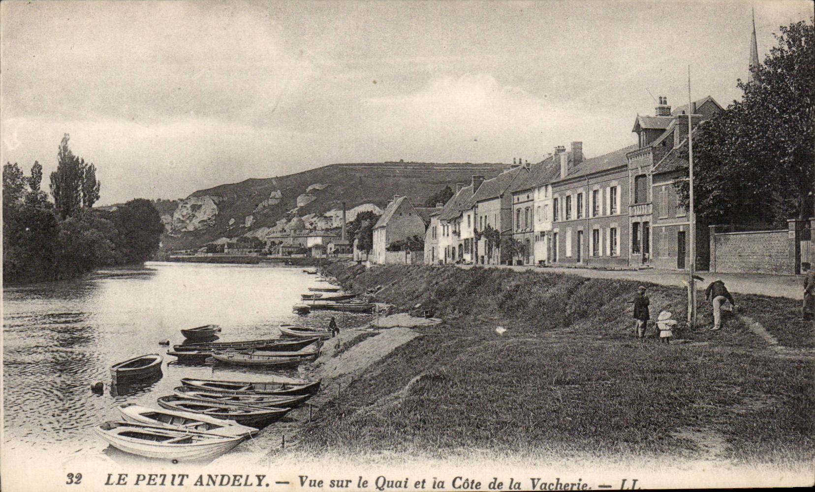 CPA Les Andelys Le petit Andely Vue sur le quai et la cote de la Vacherie