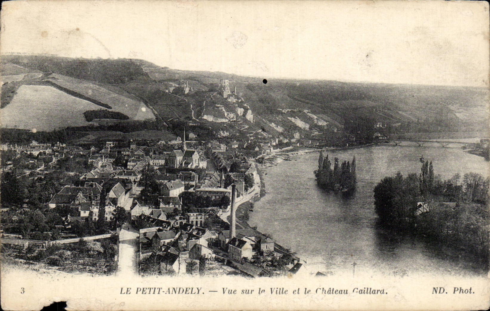 CPA Le Petit Andely Vue sur la ville et le chateau Gaillard