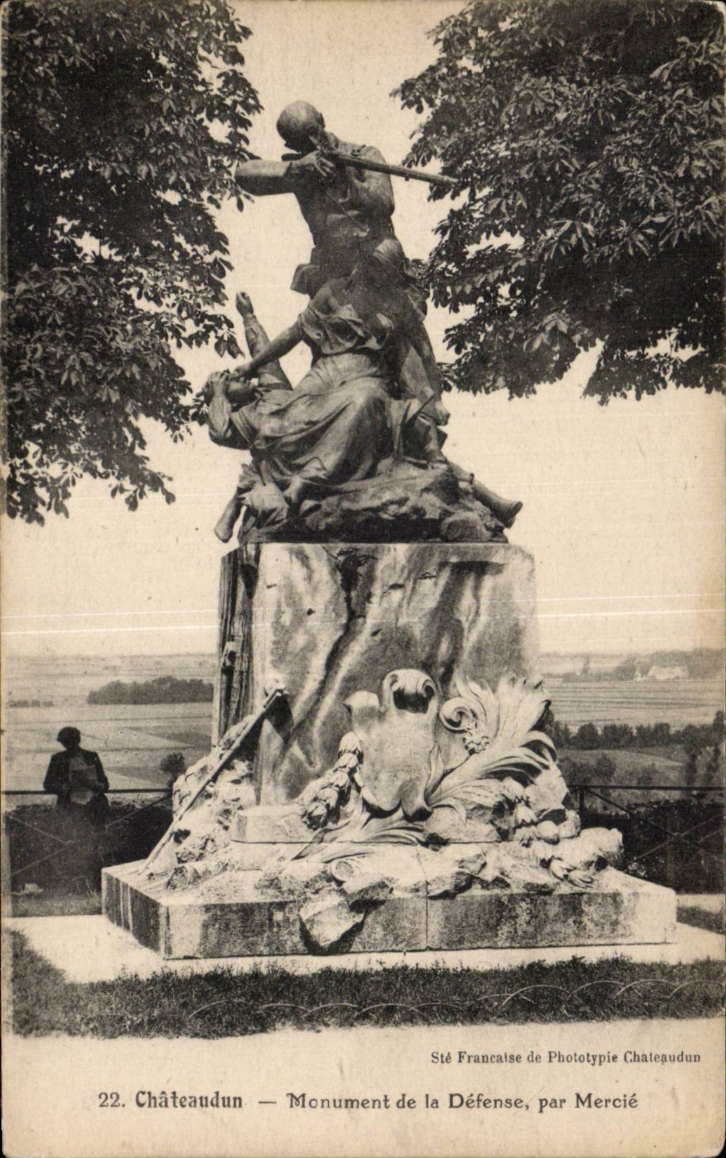 CPA Chateaudun Monument de la defense par Mercie