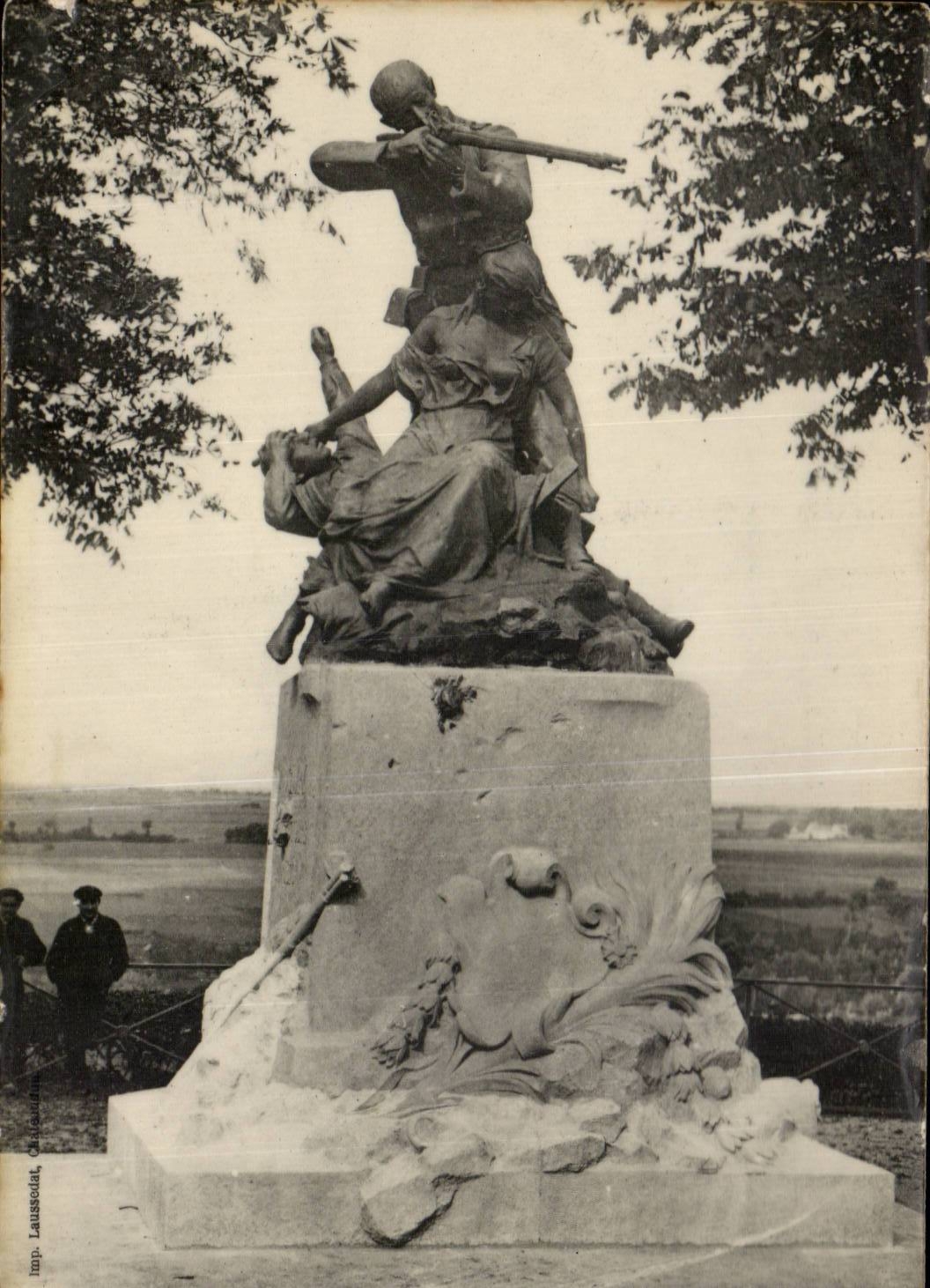 Monument aux morts — statue de soldat et femme — imp. Lausédat, Châteaudun