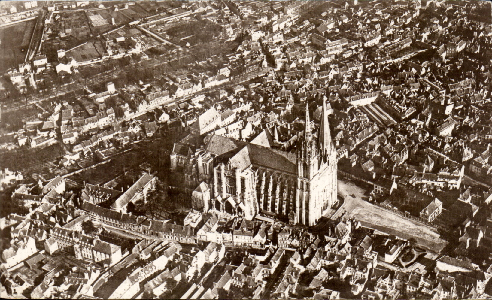 CPA Chartres Vue generale prise en avion a 100 metres