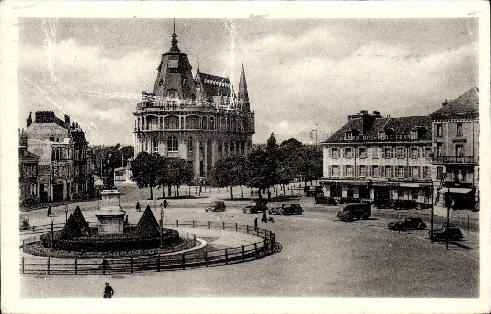 Chartres — Place des Epars — Grand Hôtel de France et monument central — éditeur F. 118 Arts Photomécaniques