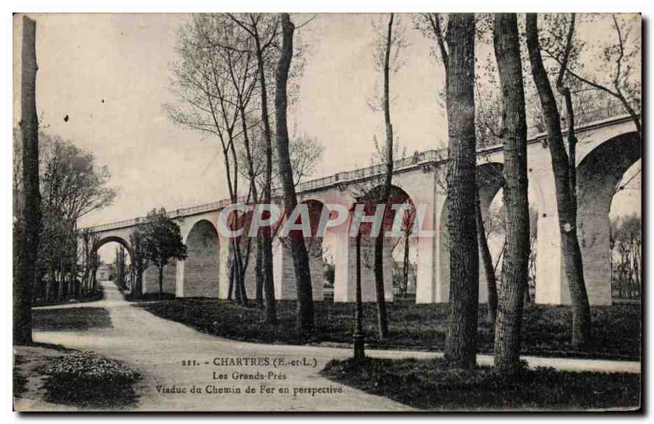 CPA Chartres LEs grands pres Viaduc du chemin de fer en perspective