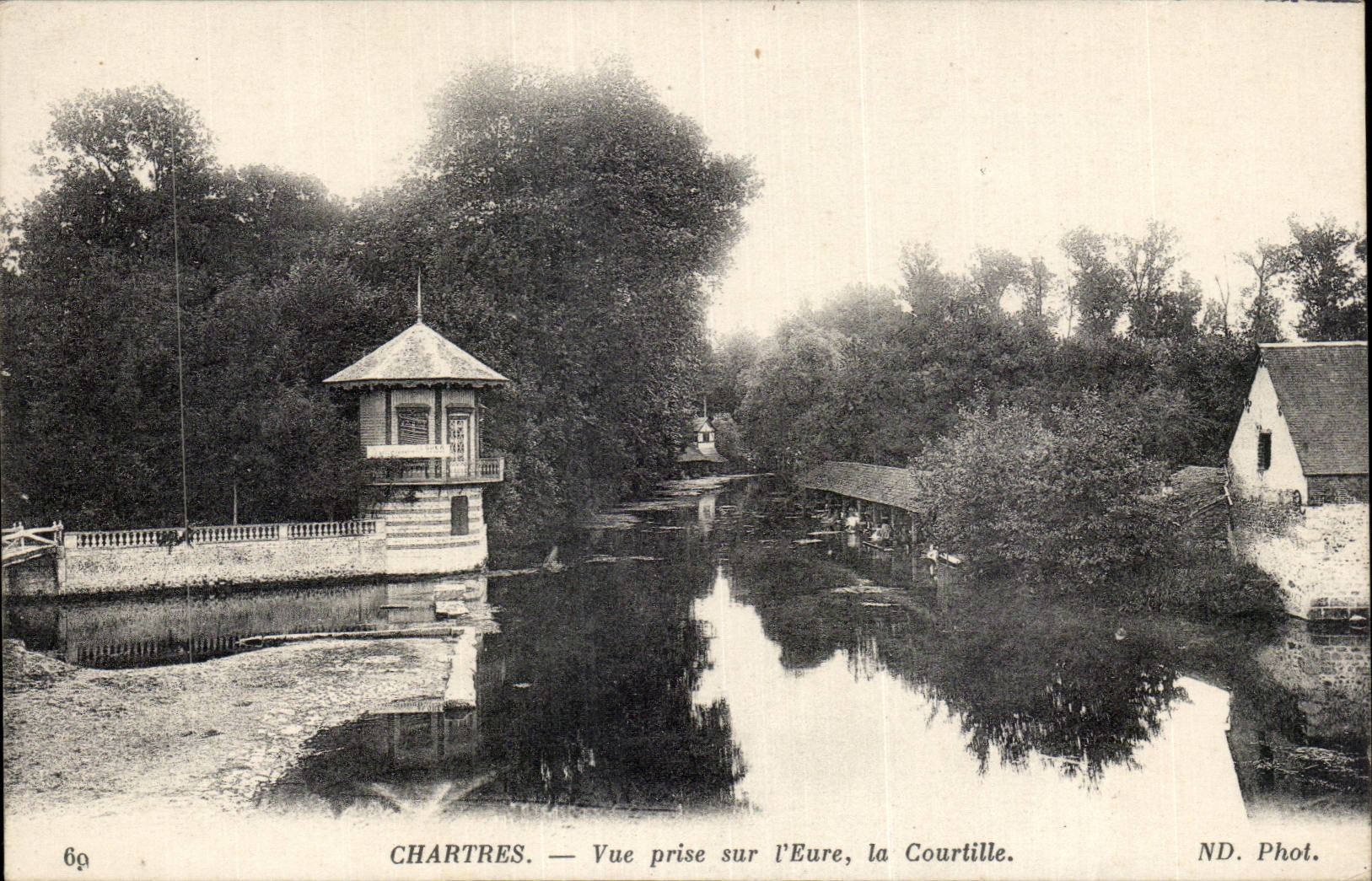 CPA Chartres Vue prise sur l'Eure la Courtille