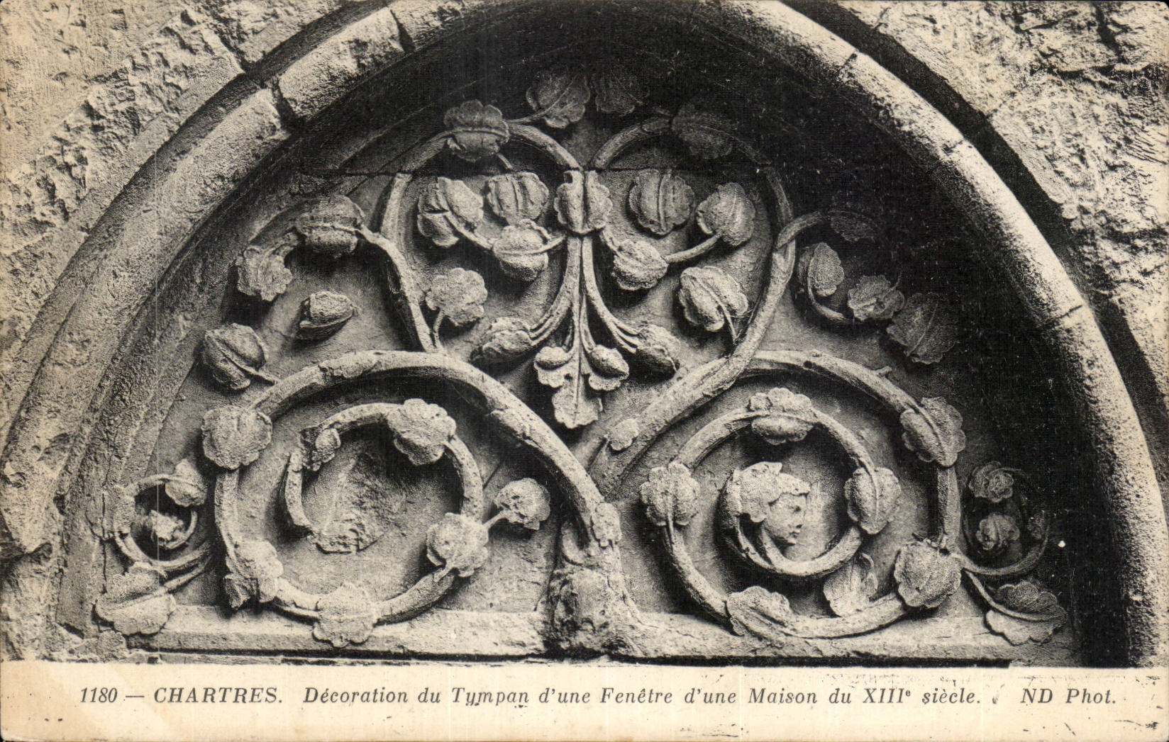 Chartres — Décoration du tympan d'une fenêtre d'une maison du XIIIe siècle — ND Phot.