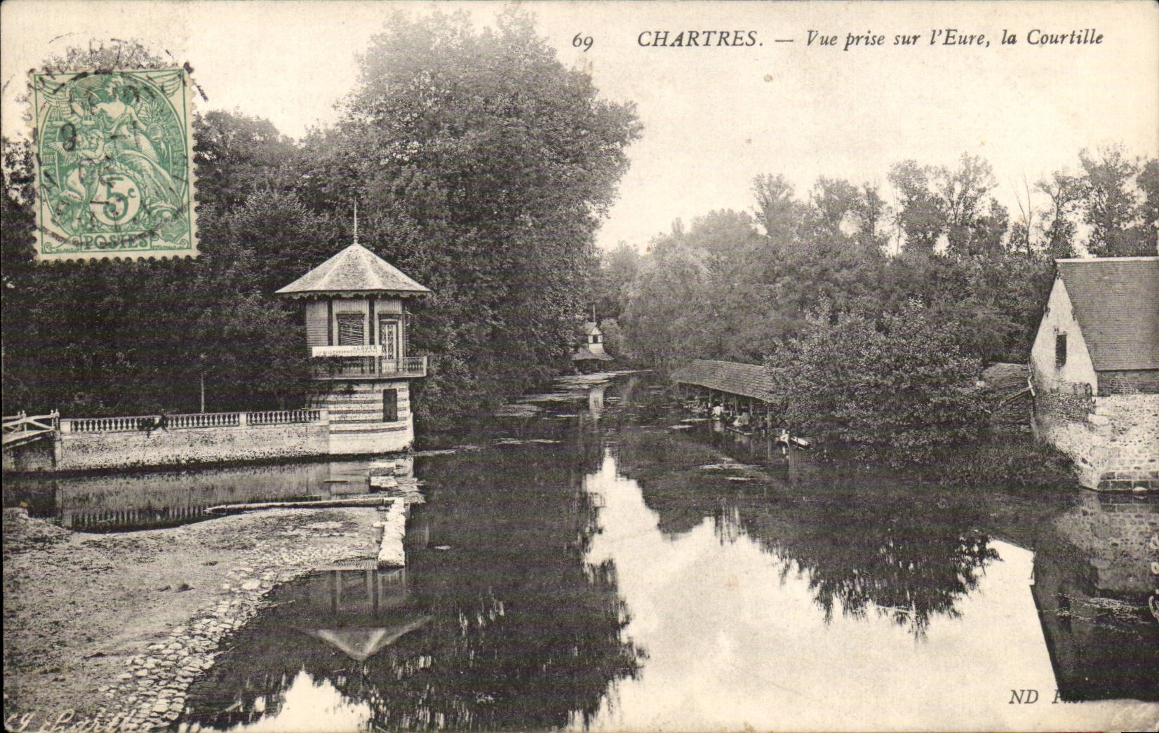 CPA Chartres Vue prise sur l'Eure La Courtille