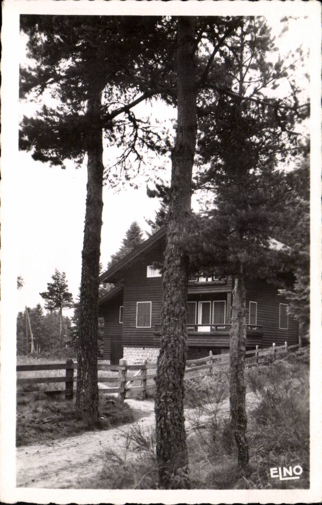 CPSM Un chalet en bois das la foreet de Sambadel a la La Chaise Dieu