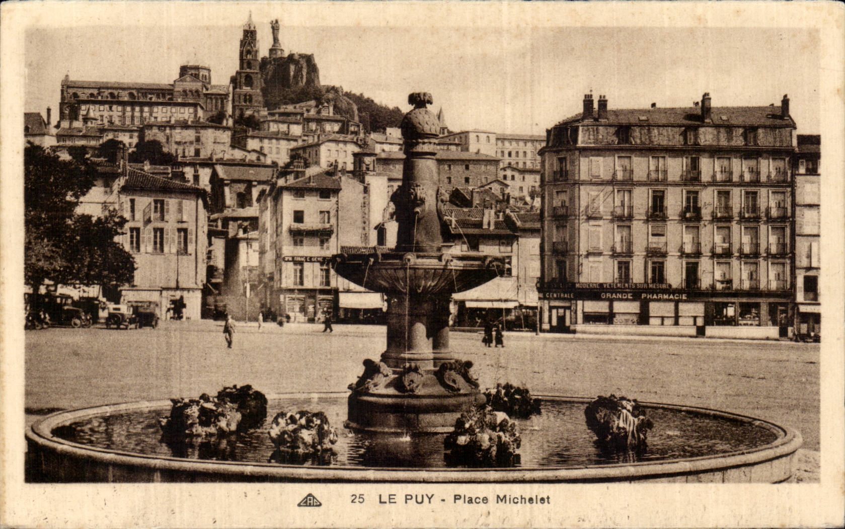 Le Puy - Place Michelet — Fontaine centrale, vue sur la cité et la basilique — Éditeur : A. P. (n° 25)