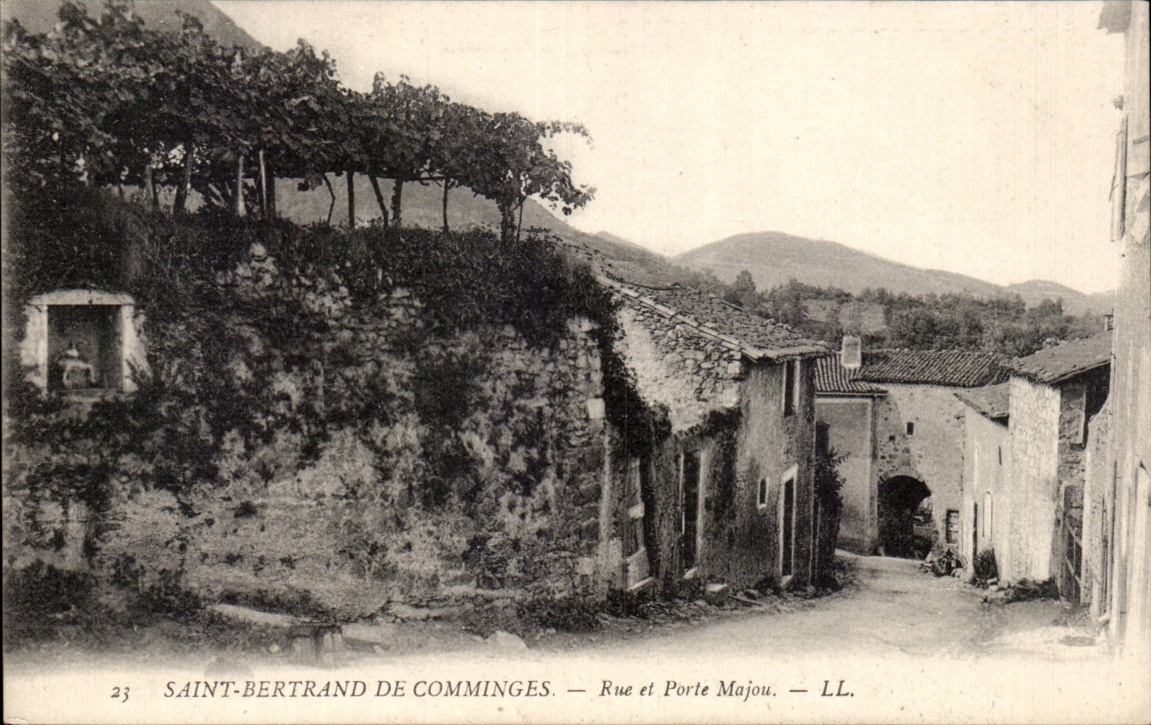 Saint-Bertrand de Comminges — Rue et Porte Majou — LL.