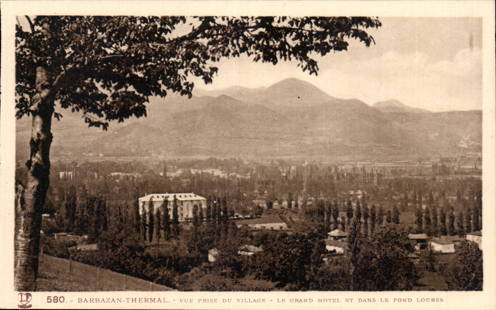 CPA Barbazan thermal Vue prise du village Le grand hotel et dans le fond Loures