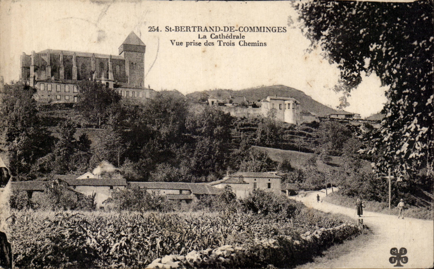 CPA St Bertrand de Comminges La cathedrale Vue prise des trois chemins