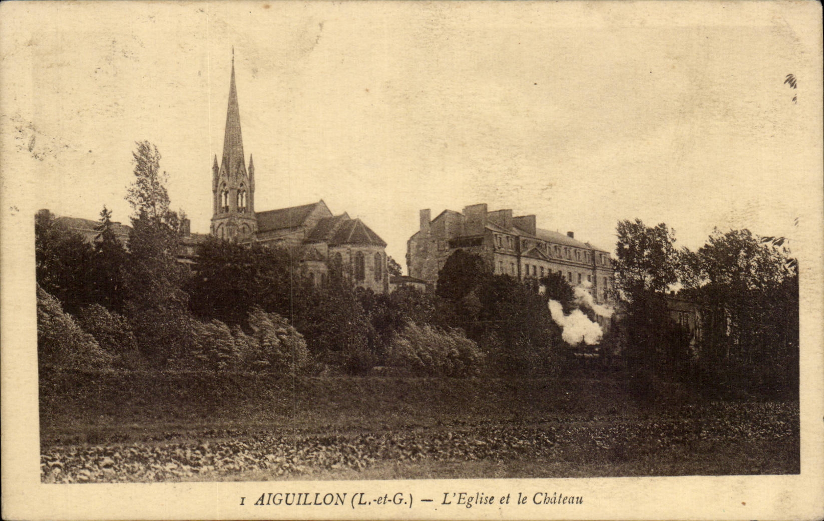 CPA Aiguillon L'eglise et le chateau