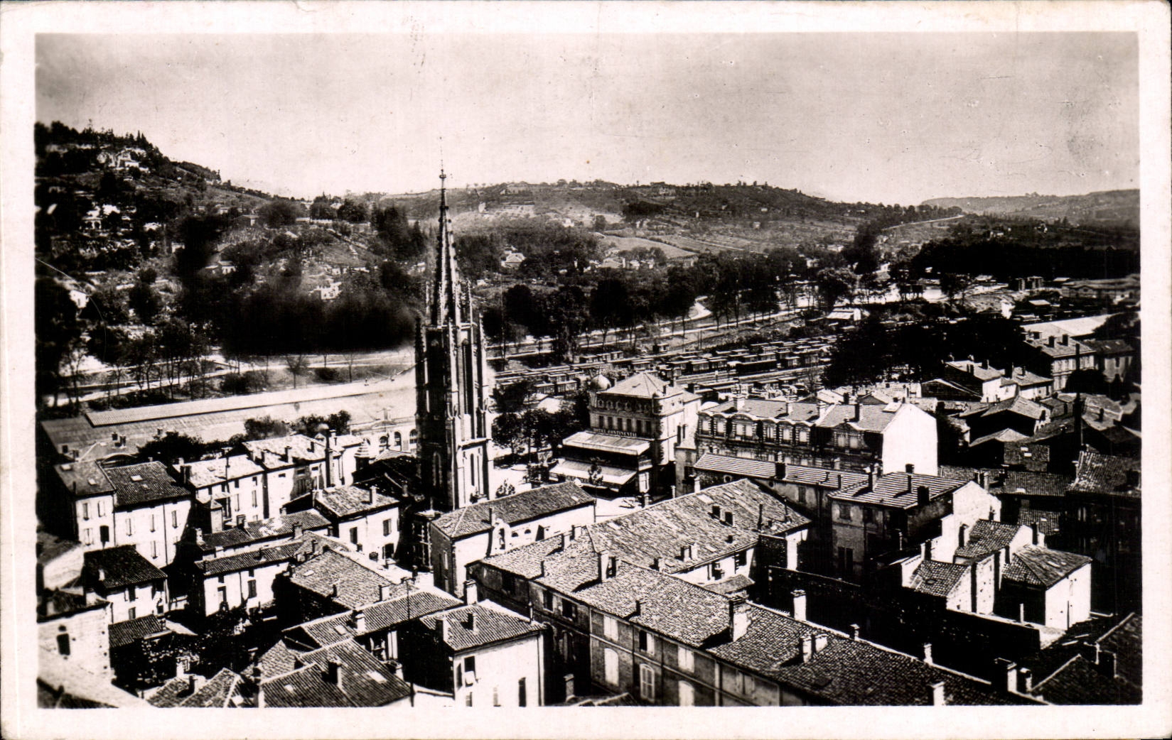Villeneuve-sur-Lot — Luftbild mit Kirche und Hügel — Agen - Die Kirche Sainte-Foy