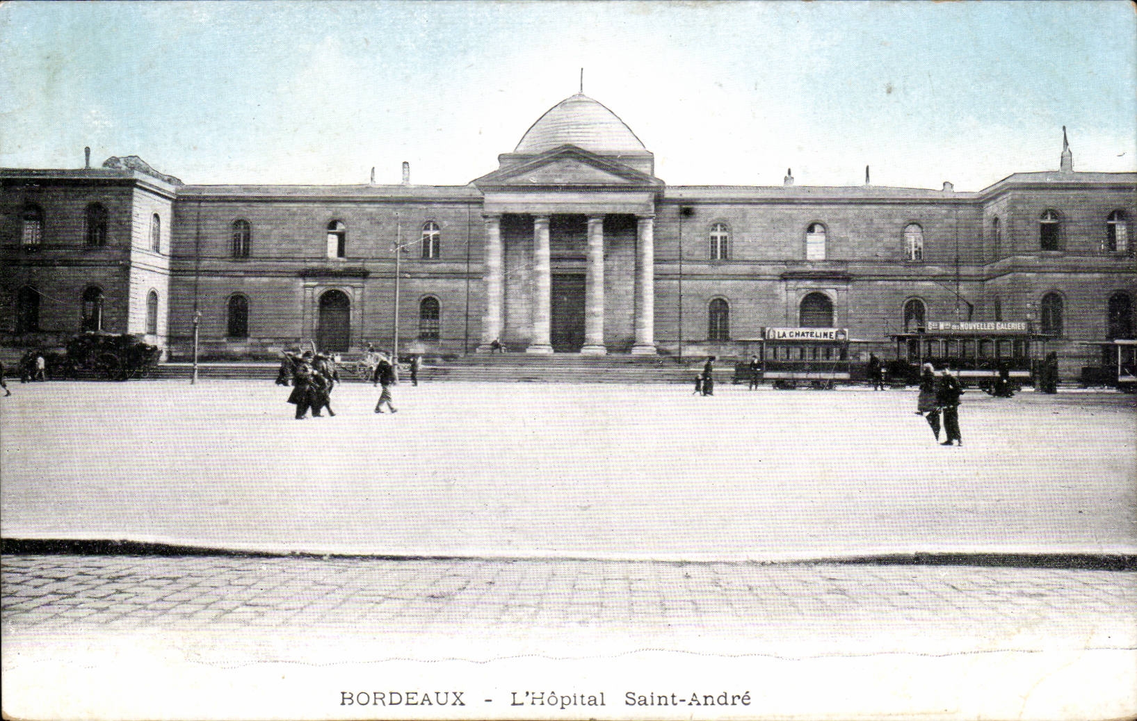 Bordeaux - L'Hôpital Saint-André — vue de l'édifice avec tramway et passants