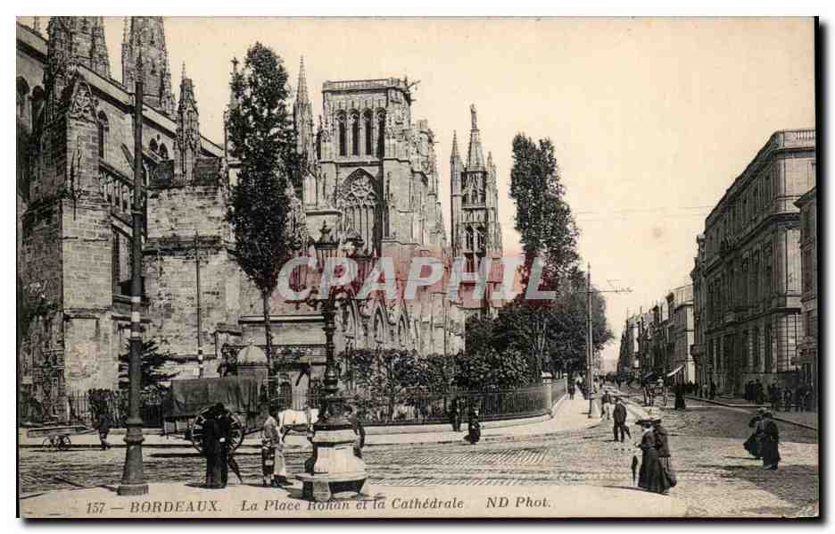 Bordeaux - La Place Rohan et la Cathedrale - CPA 