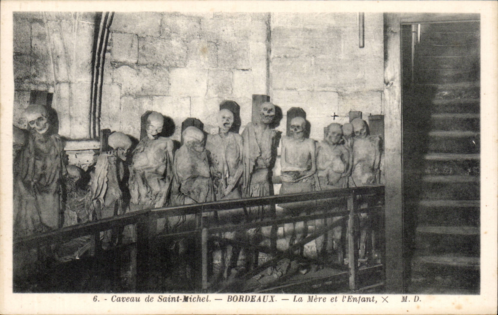 Bordeaux - Caveau de Saint Michel - La Mere et l'Enfant - CPA 