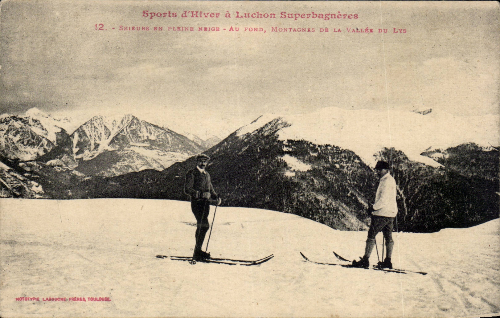 Skiurs en pleine neige - Au fond, montagnes de la vallée du Lys — Hototypie Labouche Frères, Toulouse